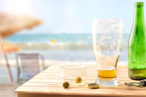 Aperitivo Terminou Praia Com Copo Cerveja Uma Tigela Com Azeitonas — Fotografia de Stock