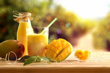 Ahşap masadaki mango ağacı fidanlığında organik tarımdan taze toplanmış mango suyu. Ön görünüm.