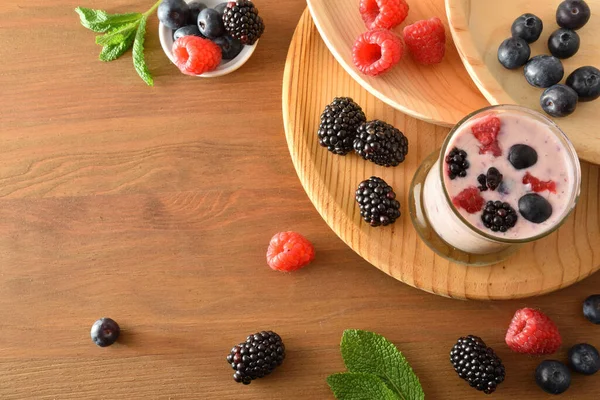 Erdei Gyümölcs Smoothie Joghurt Üvegben Gyümölcs Padon Felülnézet — Stock Fotó