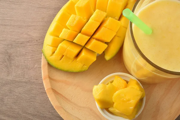 Succo Mango Naturale Con Latte Una Panca Cucina Con Dettaglio — Foto Stock
