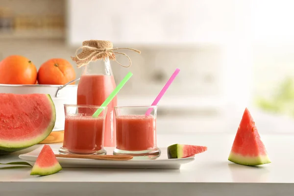 Twee Glazen Met Natuurlijk Watermeloensap Een Houten Tafel Met Gesneden — Stockfoto