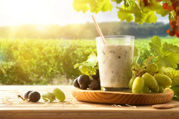 Boisson Raisin Avec Lait Sur Une Table Bois Avec Des — Photo