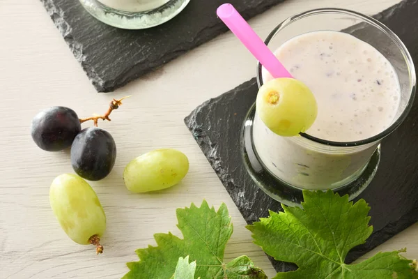 Biologische Druivenyoghurt Leisteen Bord Met Trossen Witte Rode Druiven Houten — Stockfoto