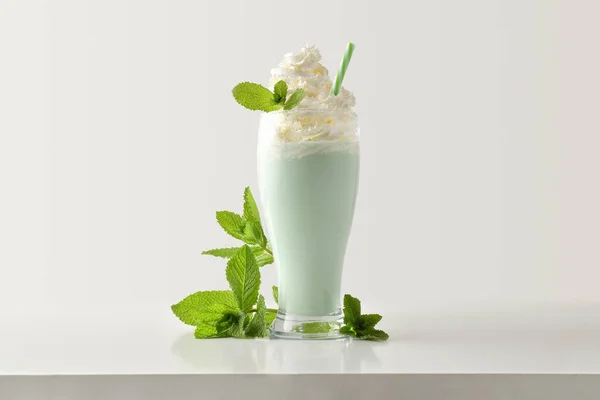Milkshake Menthe Avec Crème Décorée Feuilles Autour Sur Une Table — Photo