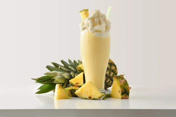 Ananas Milkshake Med Grädde Dekorerad Med Frukt Runt Vitt Träbord — Stockfoto