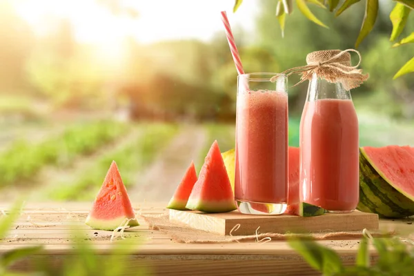 Natuurlijk Watermeloensap Met Melk Een Houten Tafel Met Gesneden Fruit — Stockfoto