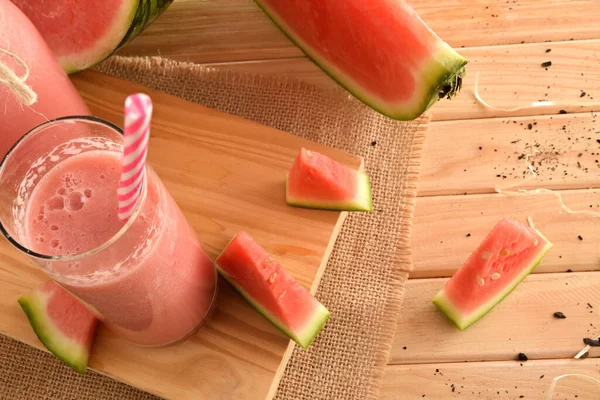 Natuurlijke Watermeloen Sap Met Melk Een Houten Tafel Met Gesneden — Stockfoto