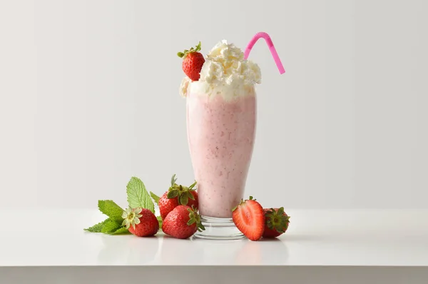 Milkshake Aux Fraises Avec Crème Décorée Fruits Autour Sur Une — Photo