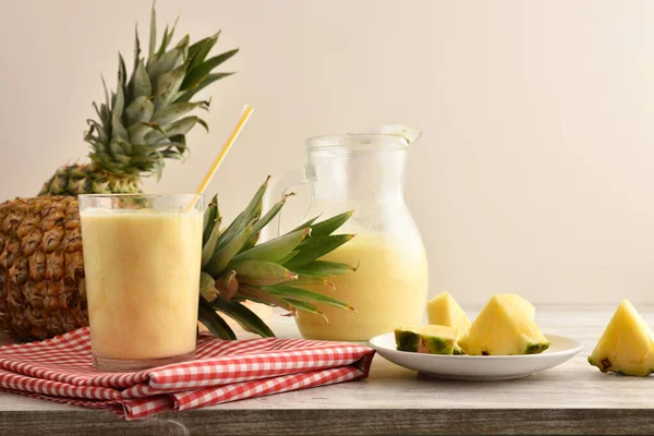 Bicchiere Brocca Con Succo Ananas Con Latte Porzioni Ananas Tavolo — Foto Stock