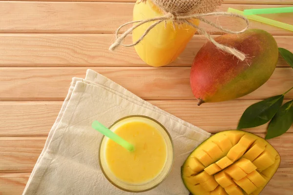 Succo Mango Biologico Vetro Bottiglia Insieme Alla Frutta Sul Tavolo — Foto Stock