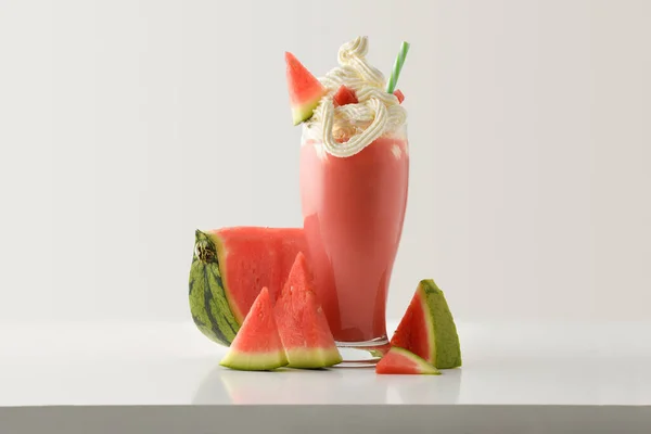 Milkshake All Anguria Con Crema Decorata Con Frutta Intorno Tavolo — Foto Stock