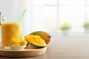 Mutfak tezgahında meyveli süt ile doğal mango suyu. Ön görünüm.