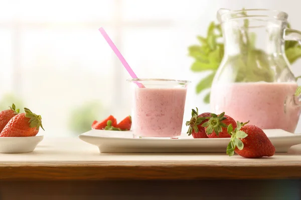 Glas Kan Vol Met Aardbeien Smoothie Met Melk Houten Bank — Stockfoto