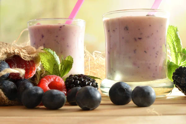 Lesní Jahodový Jogurt Smoothie Sklenicích Dřevěném Stole Pytlem Plným Borůvek — Stock fotografie