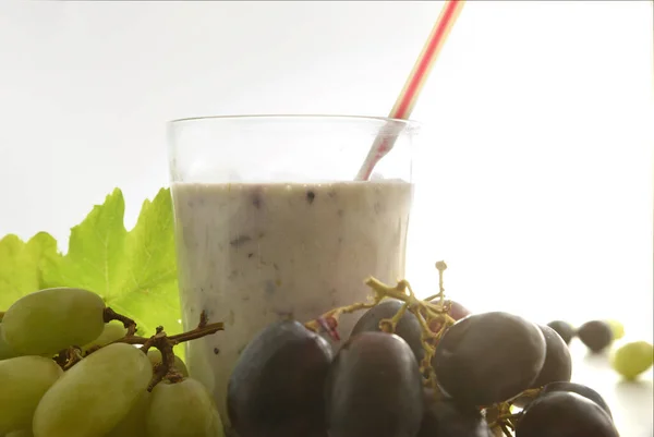 Ein Glas Wein Zwischen Trauben Roter Und Weißer Trauben Weißer — Stockfoto