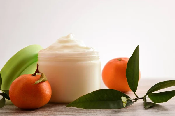 Crema Natural Piel Con Extracto Mandarina Con Fruta Hojas Sobre — Foto de Stock
