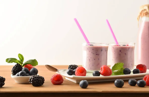 Smoothie Φρούτων Του Δάσους Γάλα Γυάλινα Ποτήρια Και Λευκό Πιάτο — Φωτογραφία Αρχείου