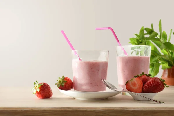 Lunettes Pleines Smoothie Aux Fraises Sur Table Bois Pleine Fruits — Photo