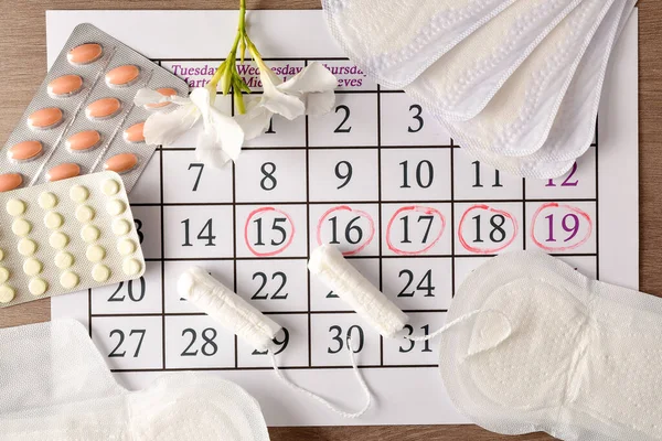 Menstruationskalender Med Markerade Kritiska Dagar Och Olika Menstruationshygienprodukter Och Piller — Stockfoto