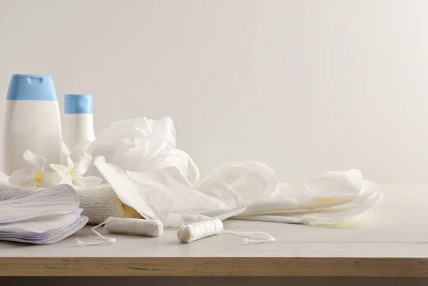 Prodotti Igiene Mestruale Protezione Donne Tavolo Legno Bianco Sfondo Isolato — Foto Stock