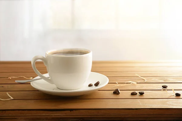 Taza Blanca Porcelana Con Café Caliente Sobre Tabla Listones Madera — Foto de Stock