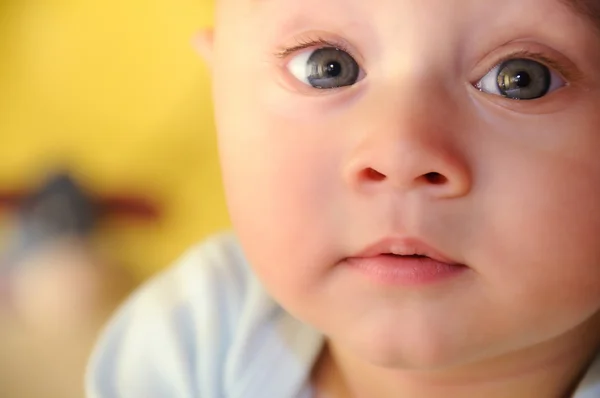 앞으로 직면 하는 전경에 있는 아기 — 스톡 사진