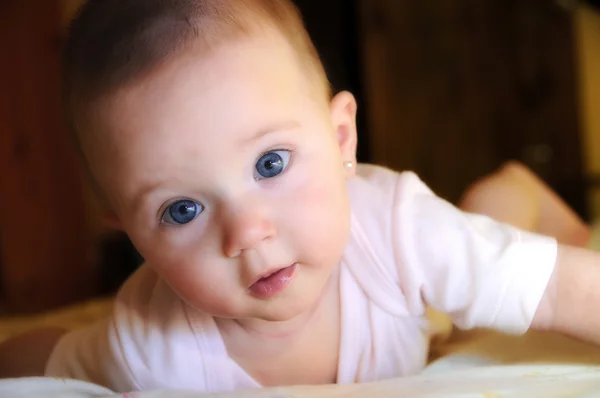 Baby liggend in bed willen nemen — Stockfoto