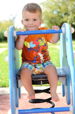 Çocuk Oyunları ile parkta eğlenmek