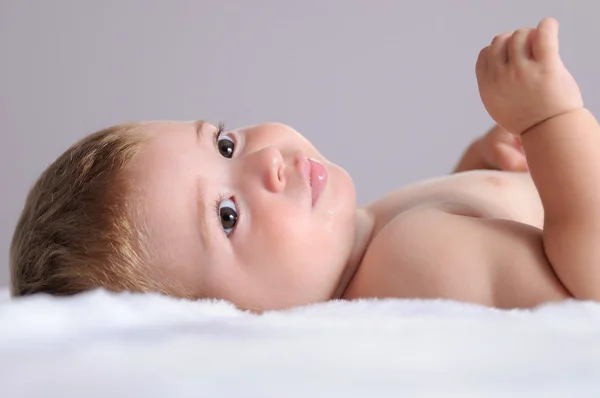 Bebek beyaz saç battaniye var yalan — Stok fotoğraf