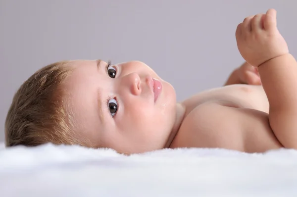 Baby lying on blanket of white hair — Stock Photo, Image