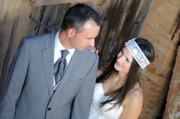 Groom staring at the bride in a warehouse top view — Stock Photo, Image