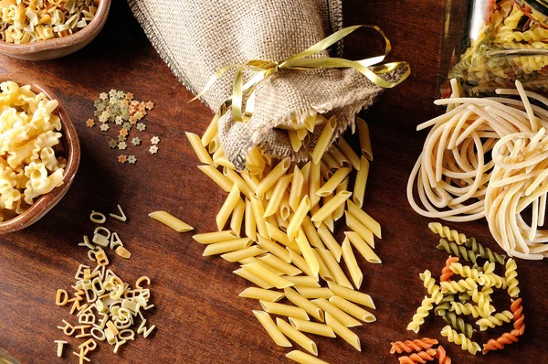 Zusammensetzung mit verschiedenen Arten von Pasta Draufsicht — Stockfoto