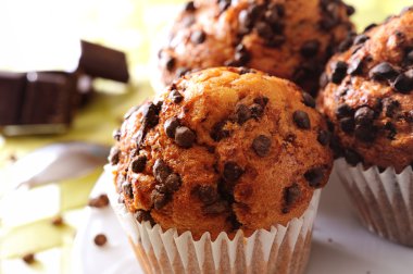 Çikolata parçacıklı kekler.