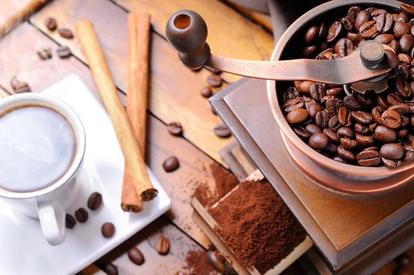 Подрібнювач з кавою на коричневому дерев'яному столі вид зверху — стокове фото