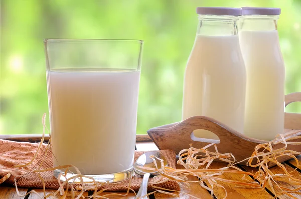 Bardak süt bir tabloda alan açık görünüm — Stok fotoğraf
