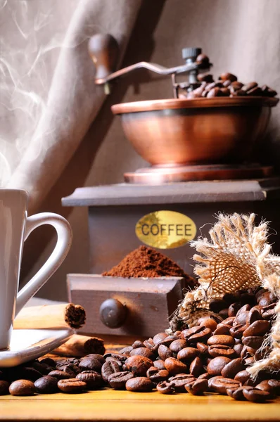 Kopp kaffe, bönor och kaffekvarn närbild — Stockfoto