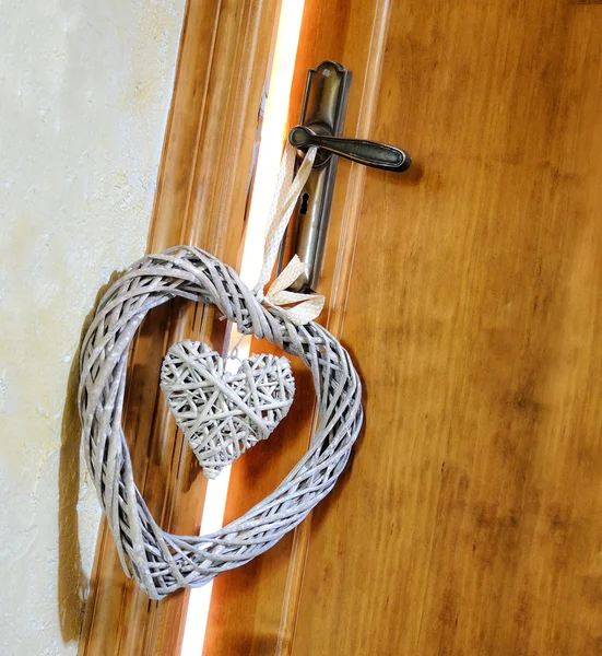 Hjärtan hängande dörrhandtaget av ett par i kärlek — Stockfoto