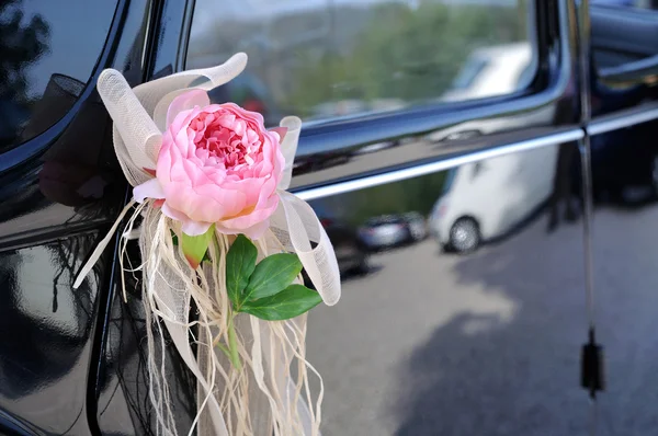 Wedding car with flower and white bow — Stock Photo, Image