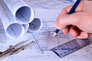 Bir konut müteahhit uçaklar gözden geçirme