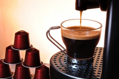 Espresso kahve Kupası'nda hizmet veren makine