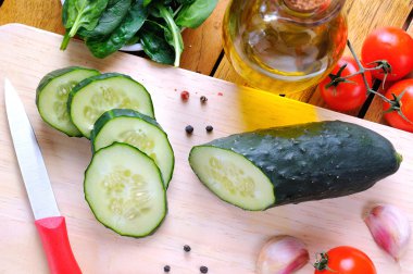 Bir kesme tahtası üstten görünüm dilimlenmiş salatalık