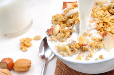 Bir kase mısır gevreği dolu düşen süt