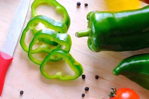 Green pepper prepared on cutting board top view — Stock Photo, Image