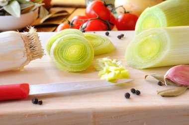 Bir kesme tahtası üzerinde bir mutfak kesti pırasa