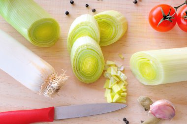 Bir kesme tahtası üstten görünüm kesmek pırasa