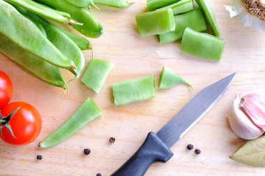 Üstten Görünüm yemek pişirmek için hazırlanan ham yeşil fasulye