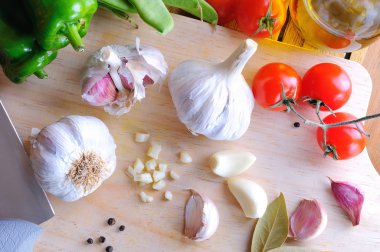 Bir kesme tablo üstten görünüm üzerinde beyaz sarımsak hazırlanmış