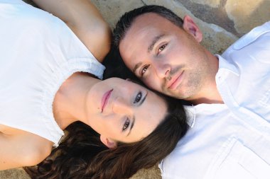 Genç çift taş bir yerde yatarken