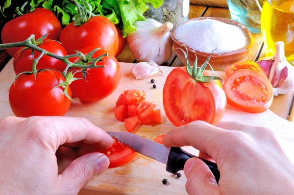 Szef kuchni cięcia pomidorów na pokładzie cięcia — Zdjęcie stockowe