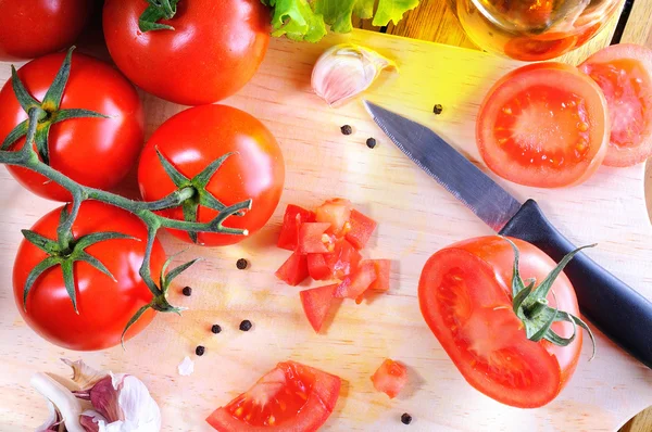 커팅 보드에 토마토 톱 보기 — 스톡 사진
